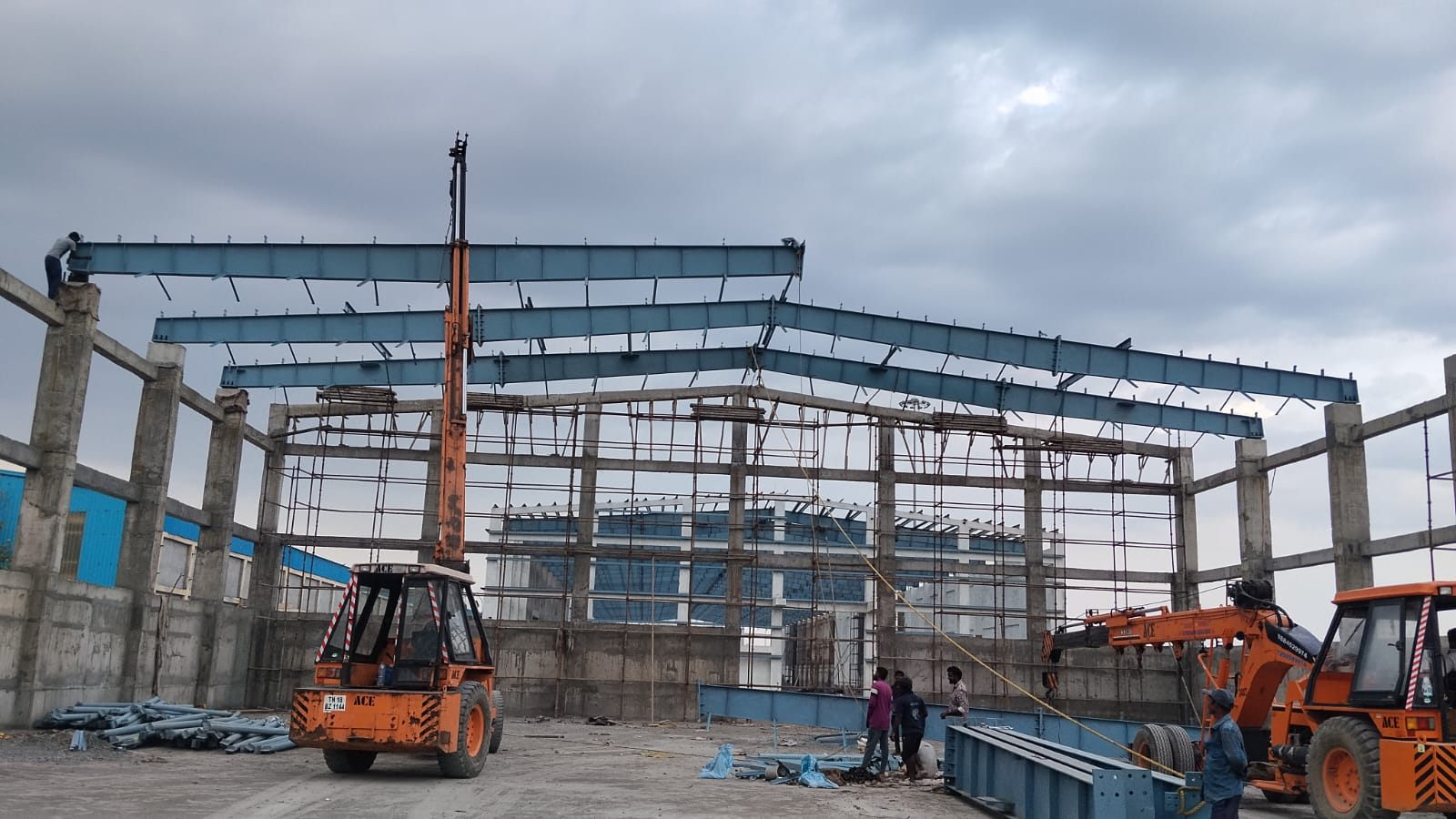 A rafter landing on the concrete columns, the next bay already braced behind it