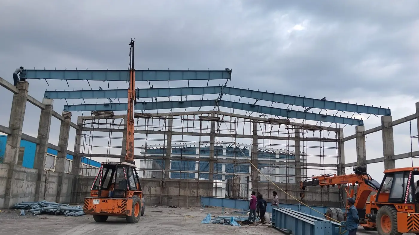 A rafter landing on the concrete columns, the next bay already braced behind it